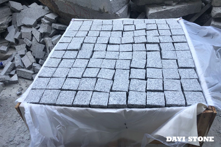 Cubes Light Grey Granite G603-ZP Top flamed edges natural split bottom sawn 10x10x5cm - Dayi Stone